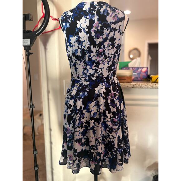 Express 8 Black White Blue Floral Sleeveless Fit and Flare Shift Mini Dress - Picture 2 of 6